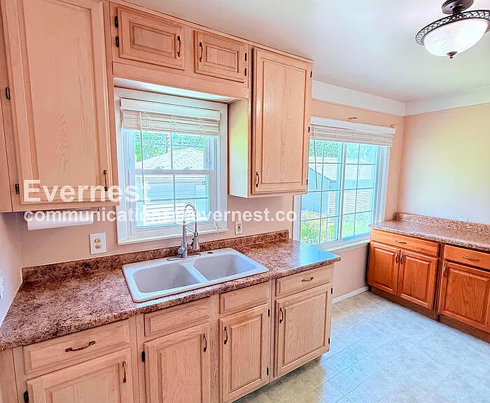 1313 Donald Ave — Photo 3