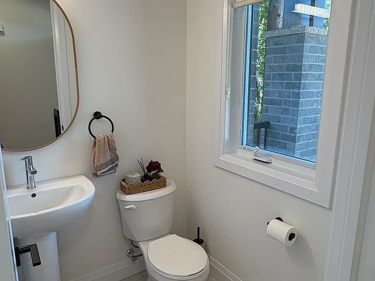 165 Tiffany St — Photo 17