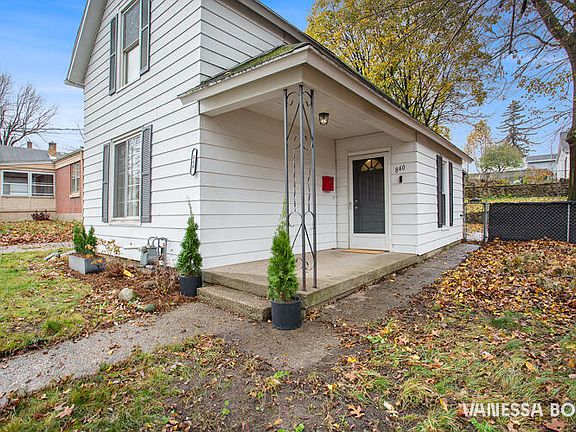 3rd image of 840 Flat St NE