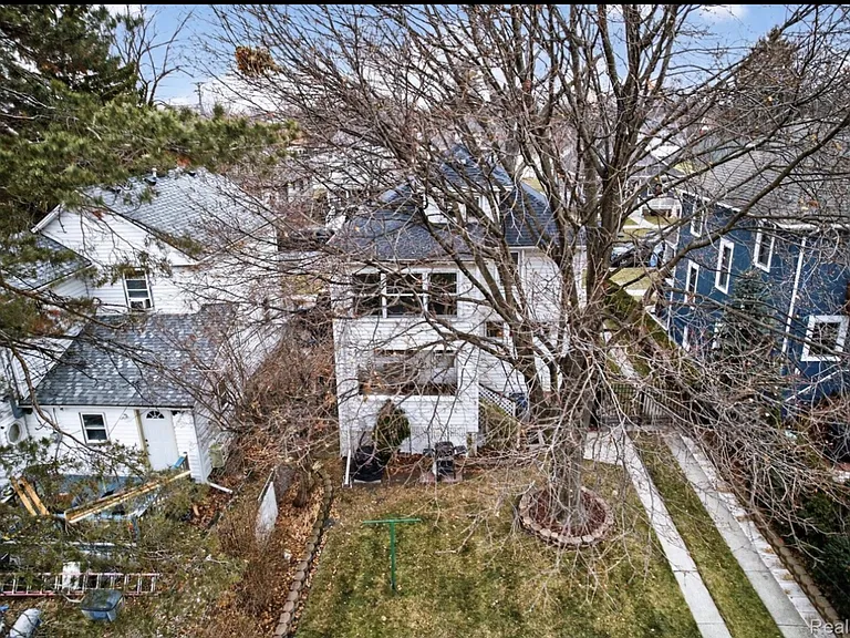 Maple St — Photo 10