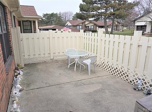4th image of 40370 Newport Dr