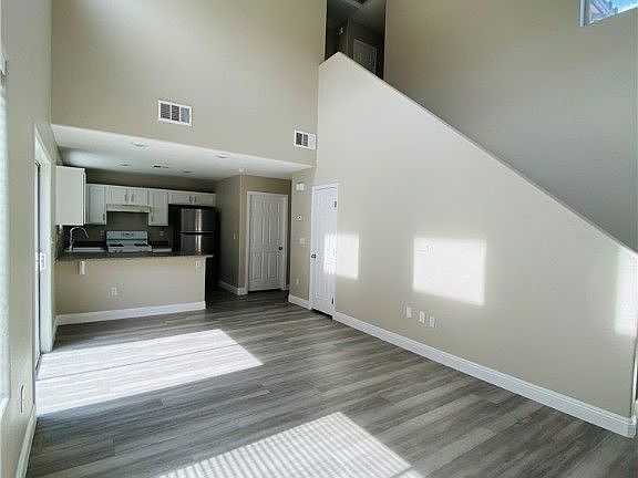 4th image of 5037 Tioga Pass Ave