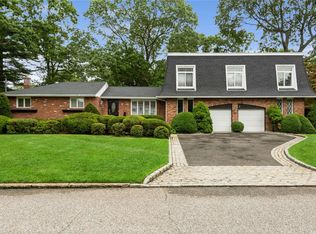 2 Warwick Ln, Bay Shore, NY 11706