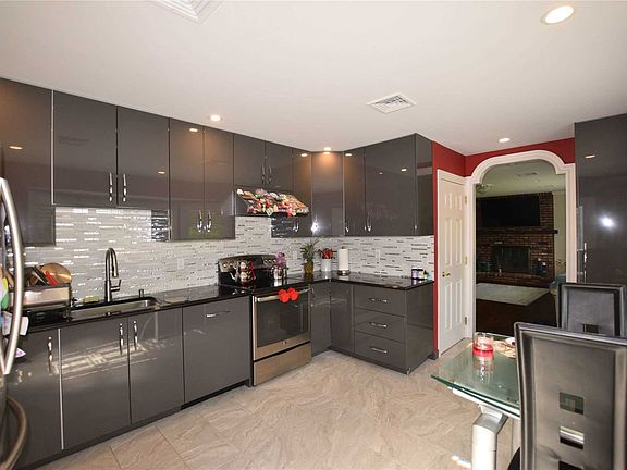 3rd image of 48 Victory Ave