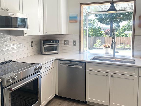 4th image of 32511 Newcastle Dr