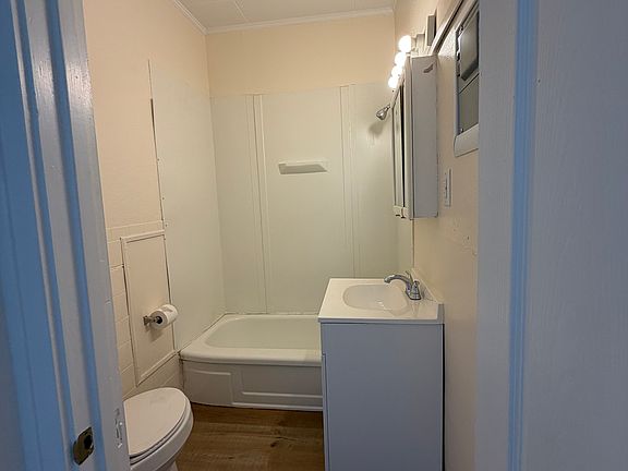 Full Bathroom - Tub, Shower, Toilet, Sink