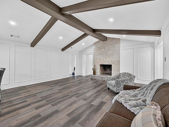 5th image of 1004 Rosewood Dr