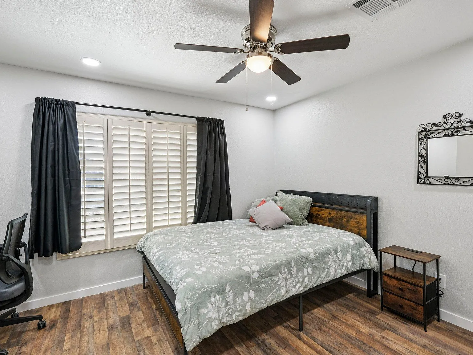 4 bed, 8.0 bath, 2100 sqft, $1,139 — Photo 2