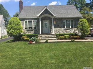24 N Yew St, Glen Cove, NY 11542