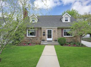 21 Midland Dr, New Hyde Park, NY 11040