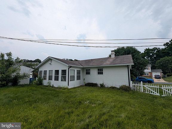 3rd image of 1907 Harewood Rd