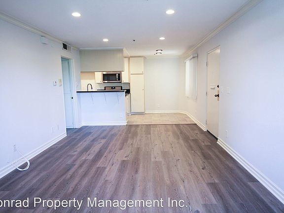 3rd image of 14930 Moorpark St APT 201