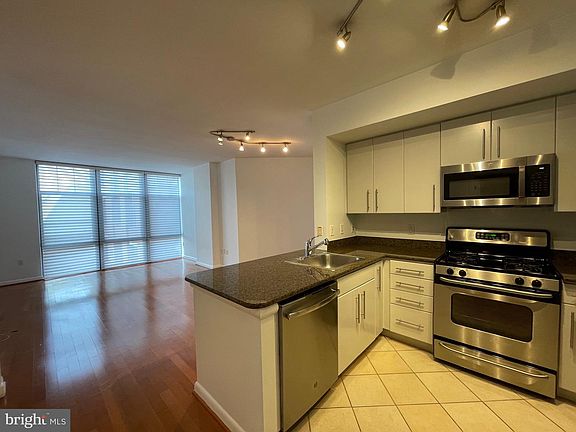 3rd image of 1021 N Garfield St APT 617