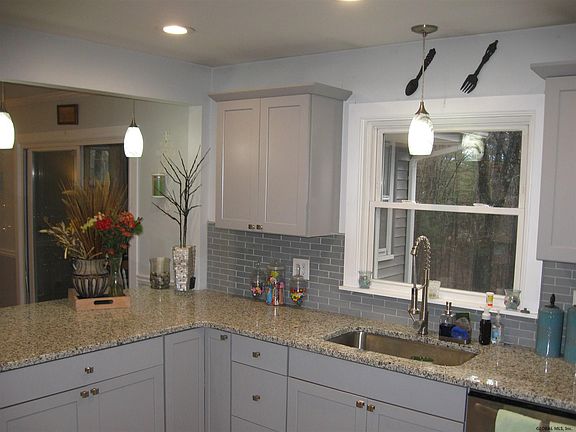 4th image of 18 Twicwood Ln