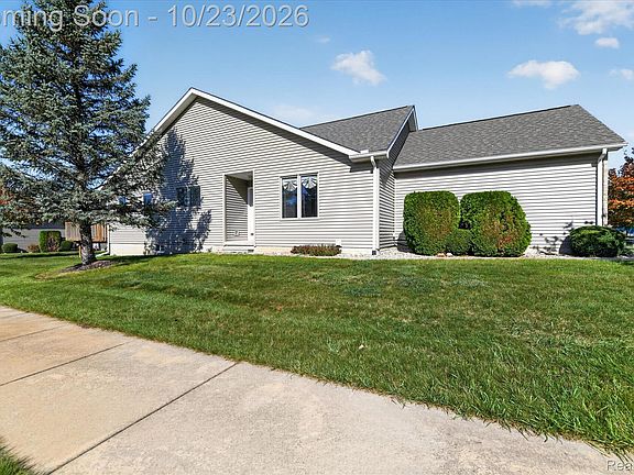 3rd image of 1048 Foxglove Ln