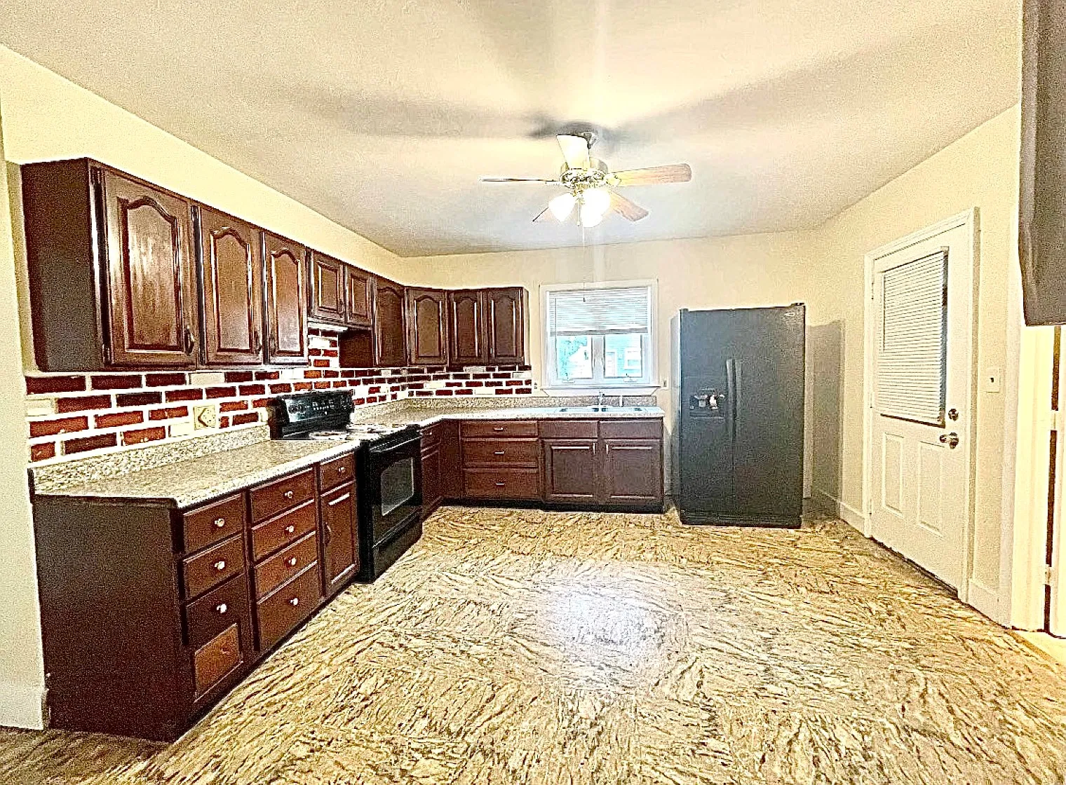 4 bed, 1400 sqft, $2,400 — Photo 3