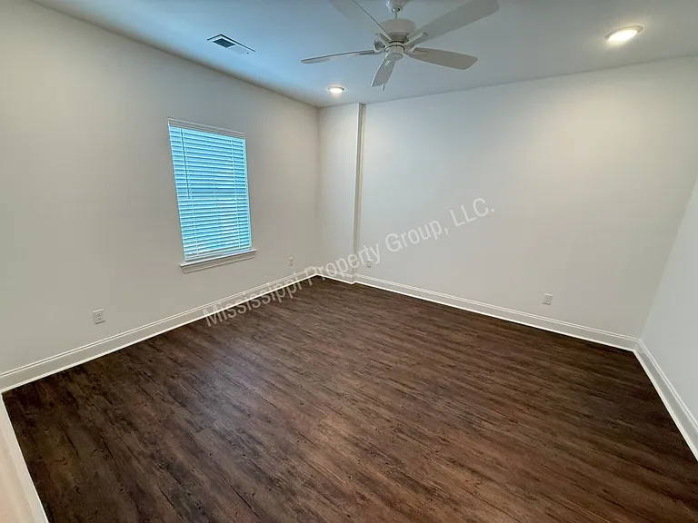 616 Cottage Grove Cir — Photo 24