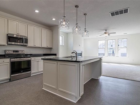 5th image of 1403 Waltham Ln
