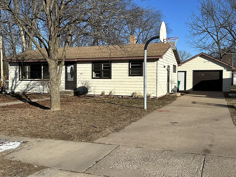 136 Elmwood Ln — Photo 3
