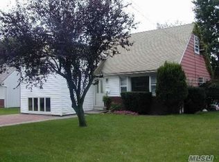 3168 4th St, Oceanside, NY 11572
