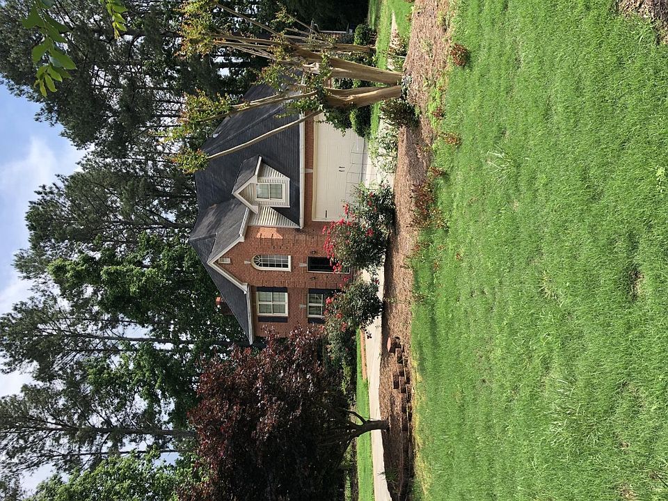 1st image of 585 Saint Andrews Ct SE