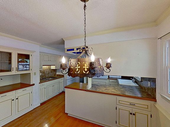 3rd image of 512 Raymond Drive