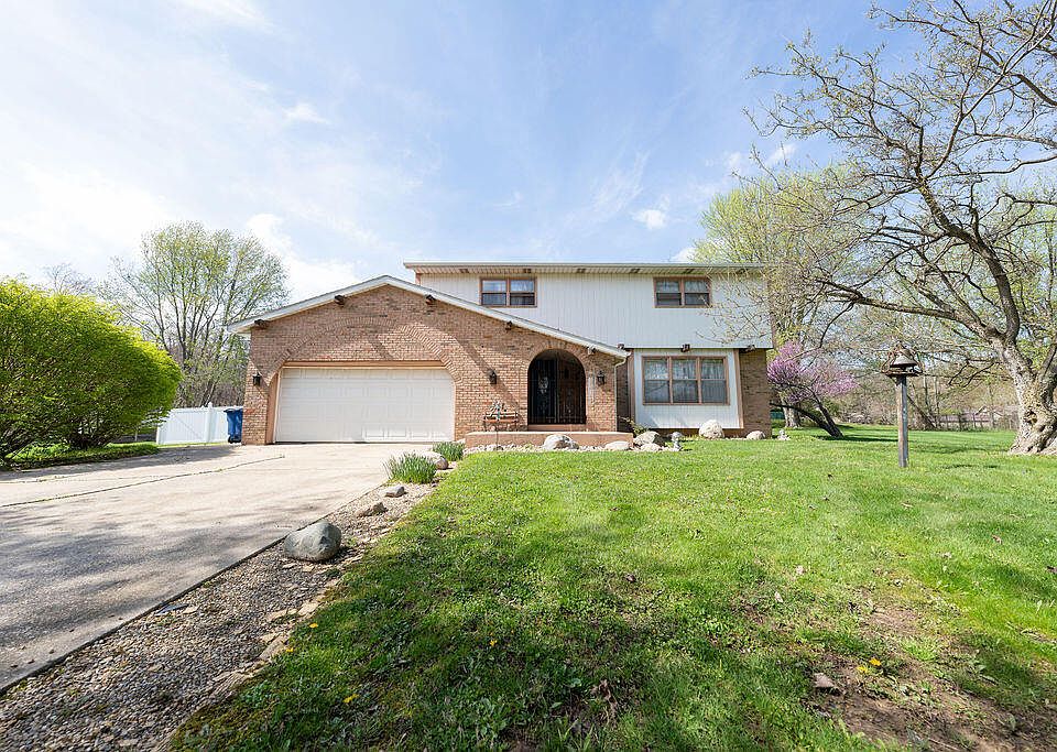 1st image of 906 N Honeysuckle Ln