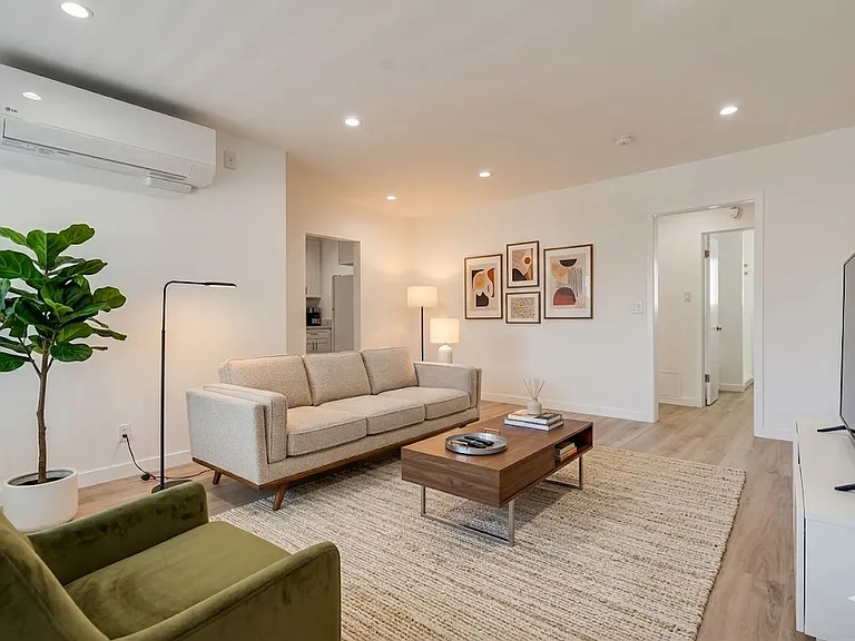 1827 N Van Ness Ave #6 — Photo 5