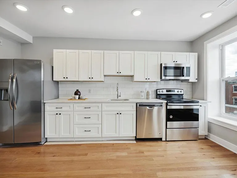 2827 W Girard Avenue — Photo 1