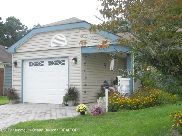 33 Maidstone Way, Manchester, NJ 08759