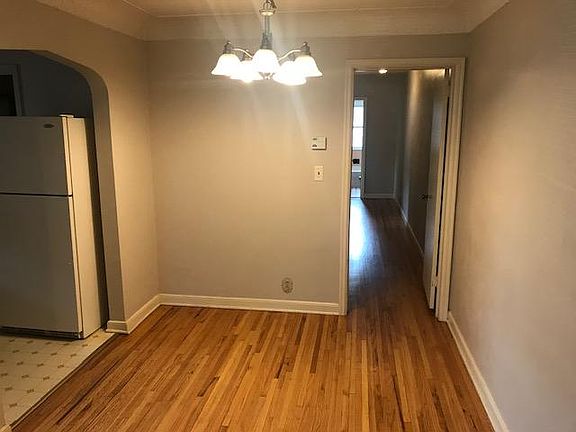 5918 Dinette with dimmable lighting