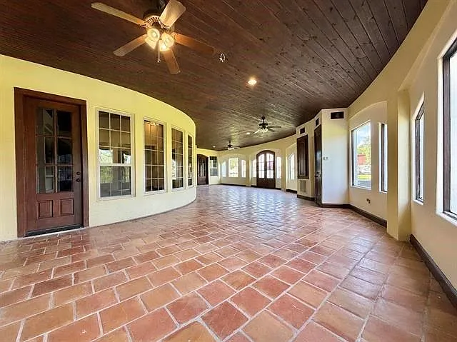 4 bed, 3.5 bath, 4211 sqft, $3,495 — Photo 3