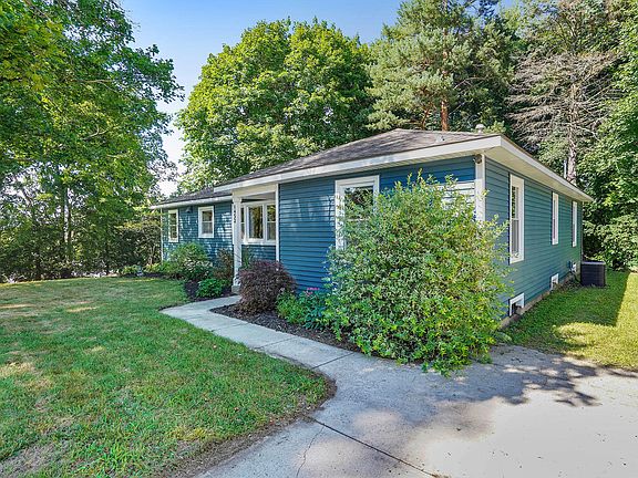 3rd image of 1452 Holborn Dr NW
