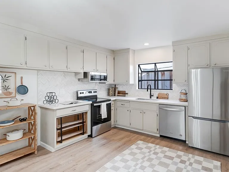 8425 Thornton Ave — Photo 2