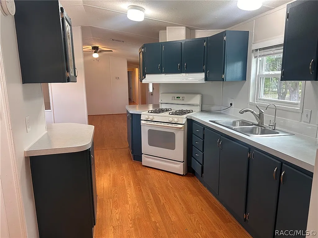 3 bed, 1064 sqft, $2,000 — Photo 3