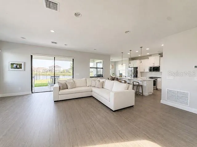 4 bed, 3.5 bath, 2684 sqft, $4,300 — Photo 3