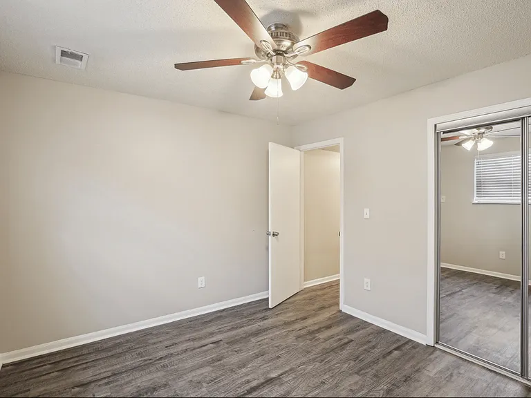 8519 Parallel Pkwy — Photo 14