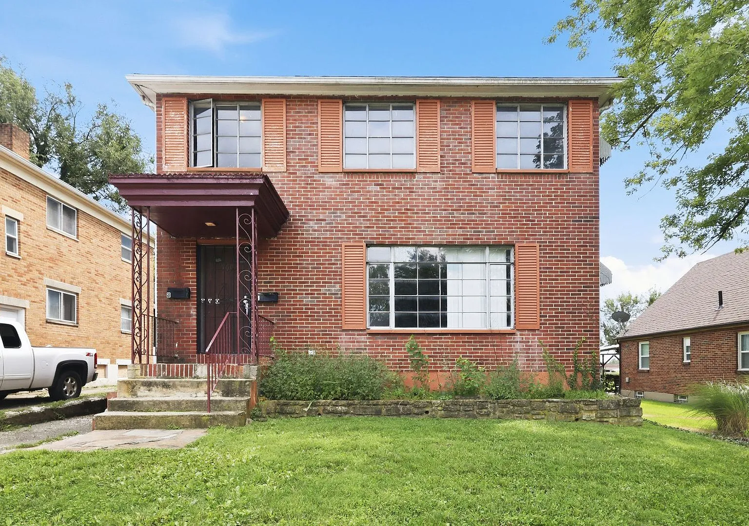 960 Sherwood Dr — Photo 1