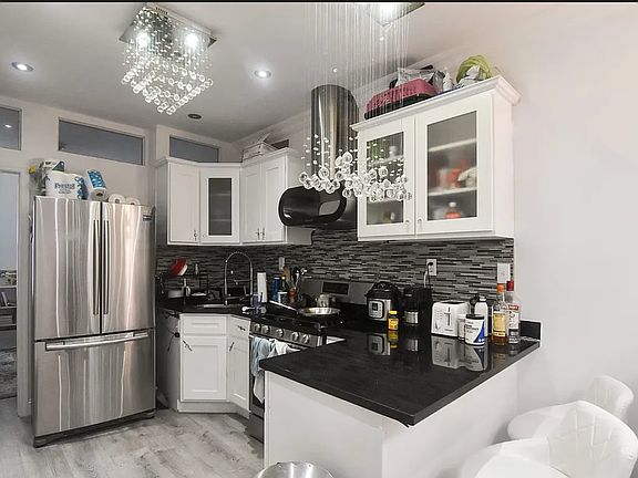 2nd image of 818 Manhattan Ave APT 3