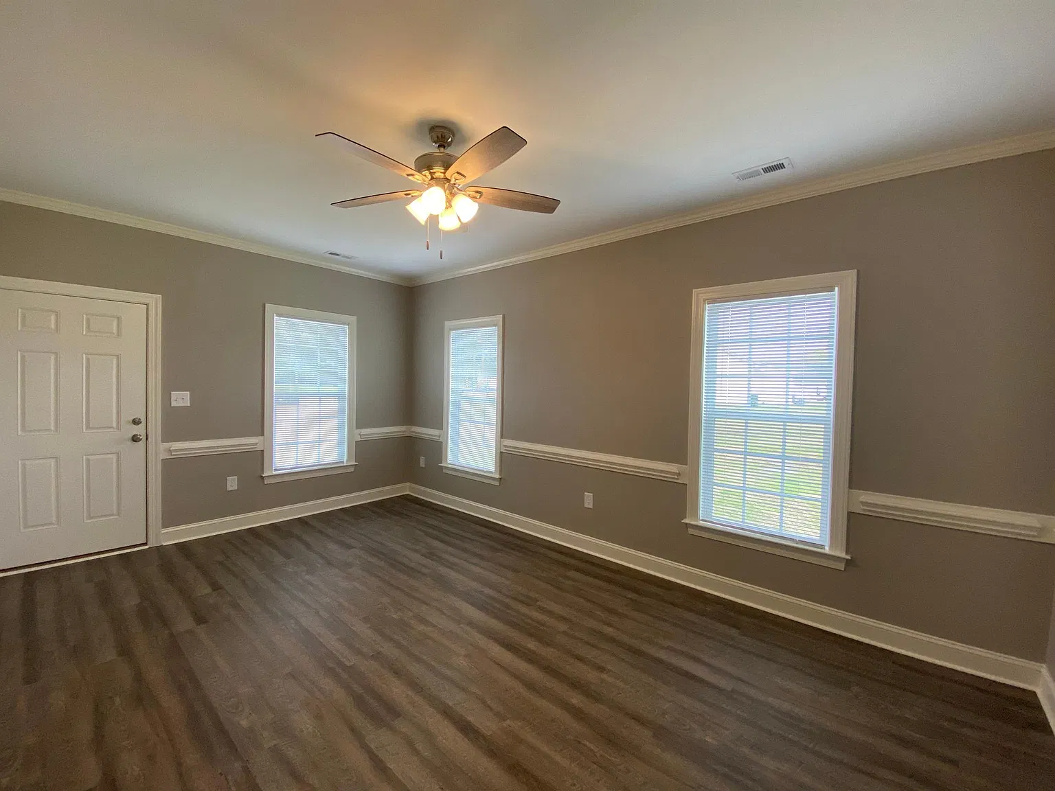 2833 Daisy Ln N — Photo 2