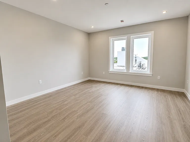 1305 Hyde Park Apartments — Photo 9
