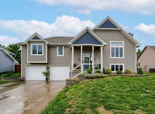 204 Surrey Ct, Smithville, MO 64089