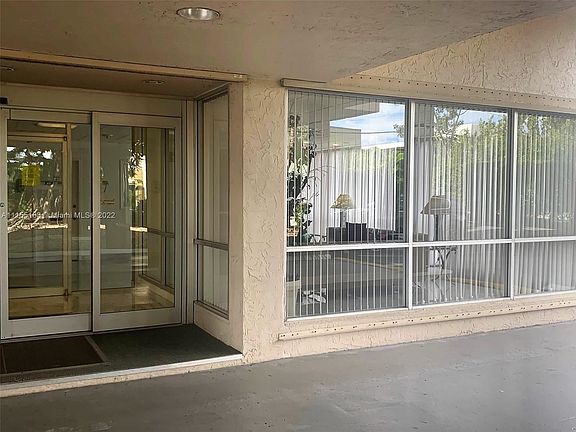 4th image of 1625 SE 10th Ave APT 102