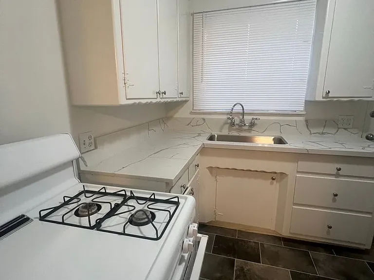 8366 Sargent Ave — Photo 12