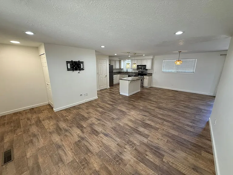 2637 Eastlake Dr SE — Photo 2