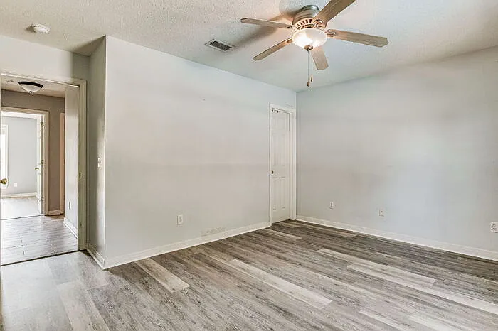 907 Catskill Ln — Photo 25