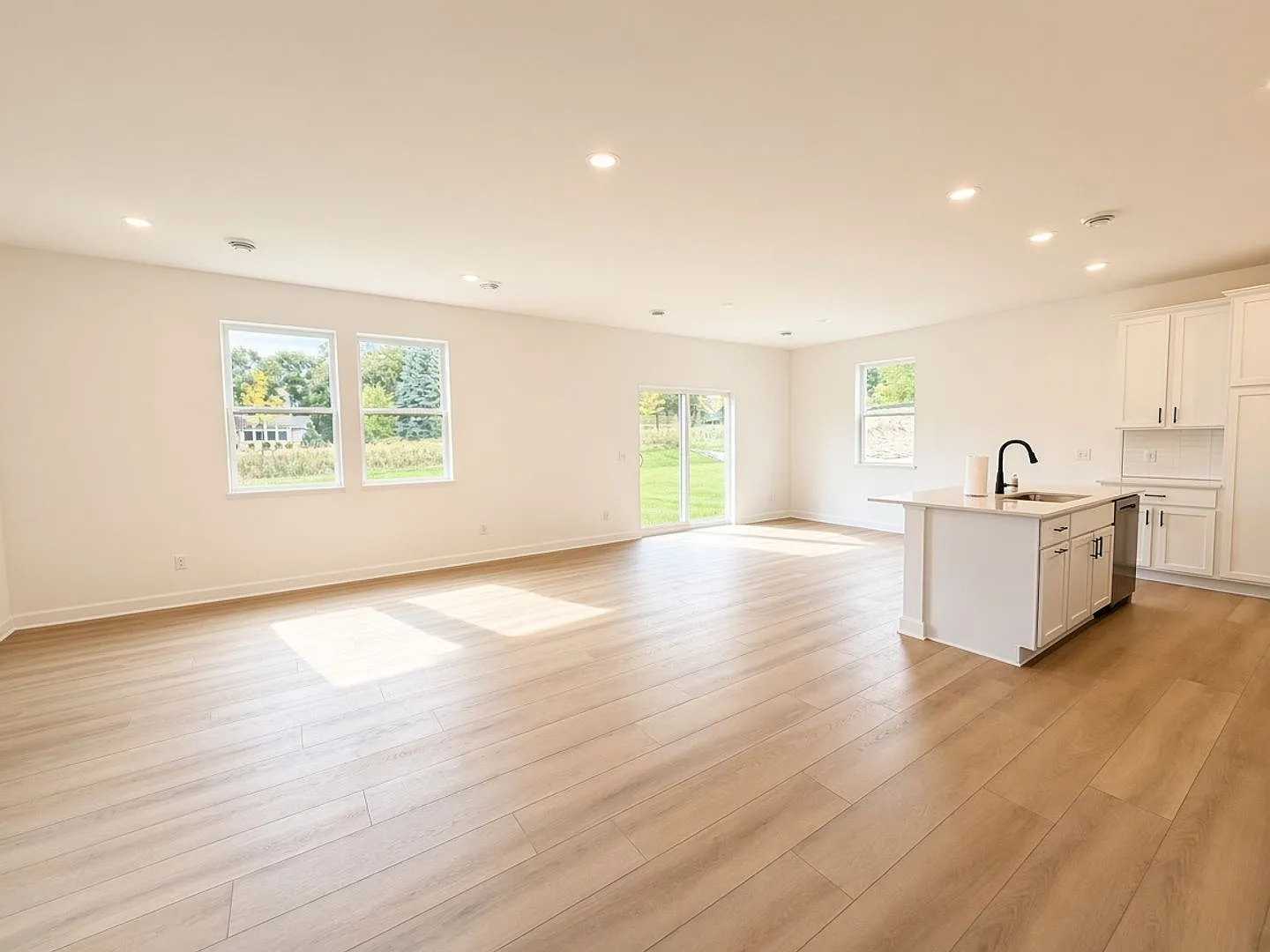Checkout This Brand New Contruction, 4Bed 2 1/2 Bath Home in Rogers! Extra Loft space! — Photo 4