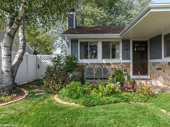 2nd image of 30W150 Foxboro Ct