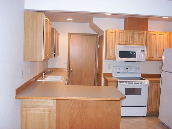 3rd image of 17921 Pioneer Way E