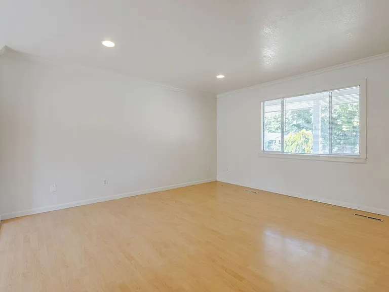 1312 Ash Dr — Photo 6